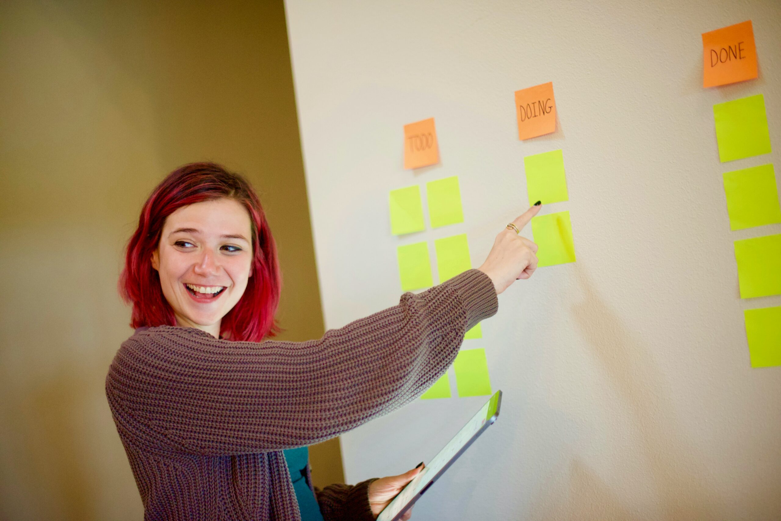 femme avec des post it et un tableau kanban